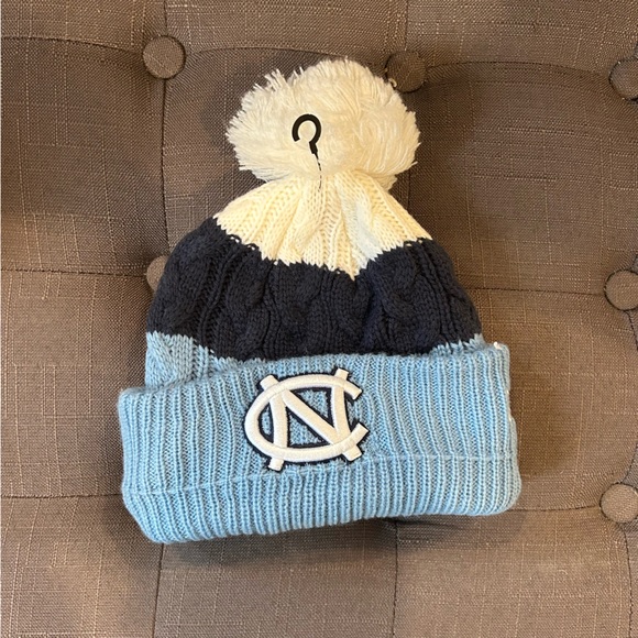 set of 2 UNC winter hats - Picture 3 of 3